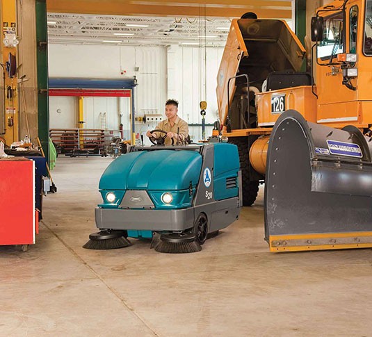 S20 Compact Ride-On Sweeper alt 15